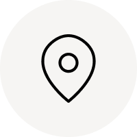 Schwarzes Pin-Symbol auf weißem rundem Hintergrund als Navigationsicon.