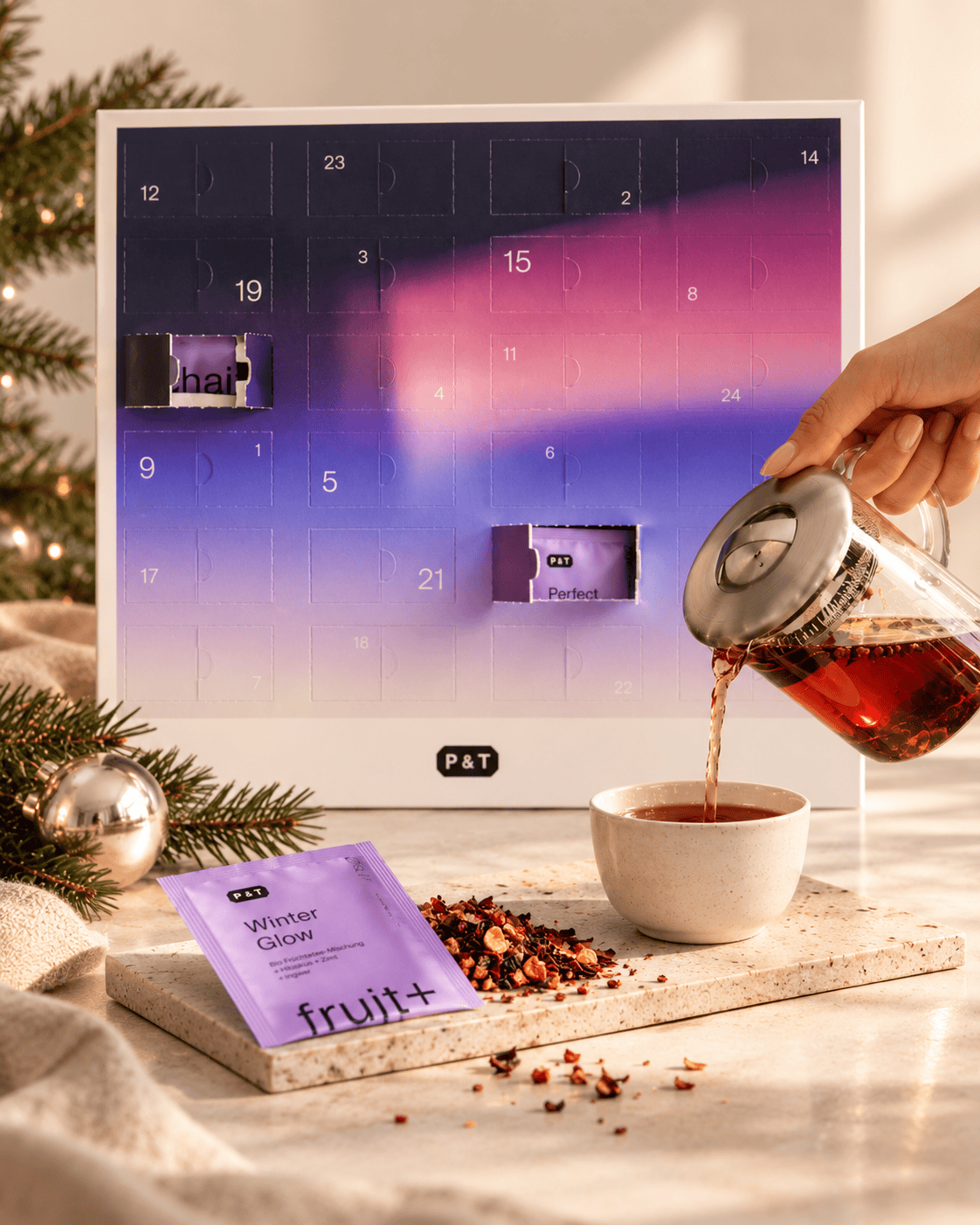 P&T Adventskalender mit bläulichem Farbverlauf, geöffnete Türchen mit Tee und PAT Perfect Teebeuteln.