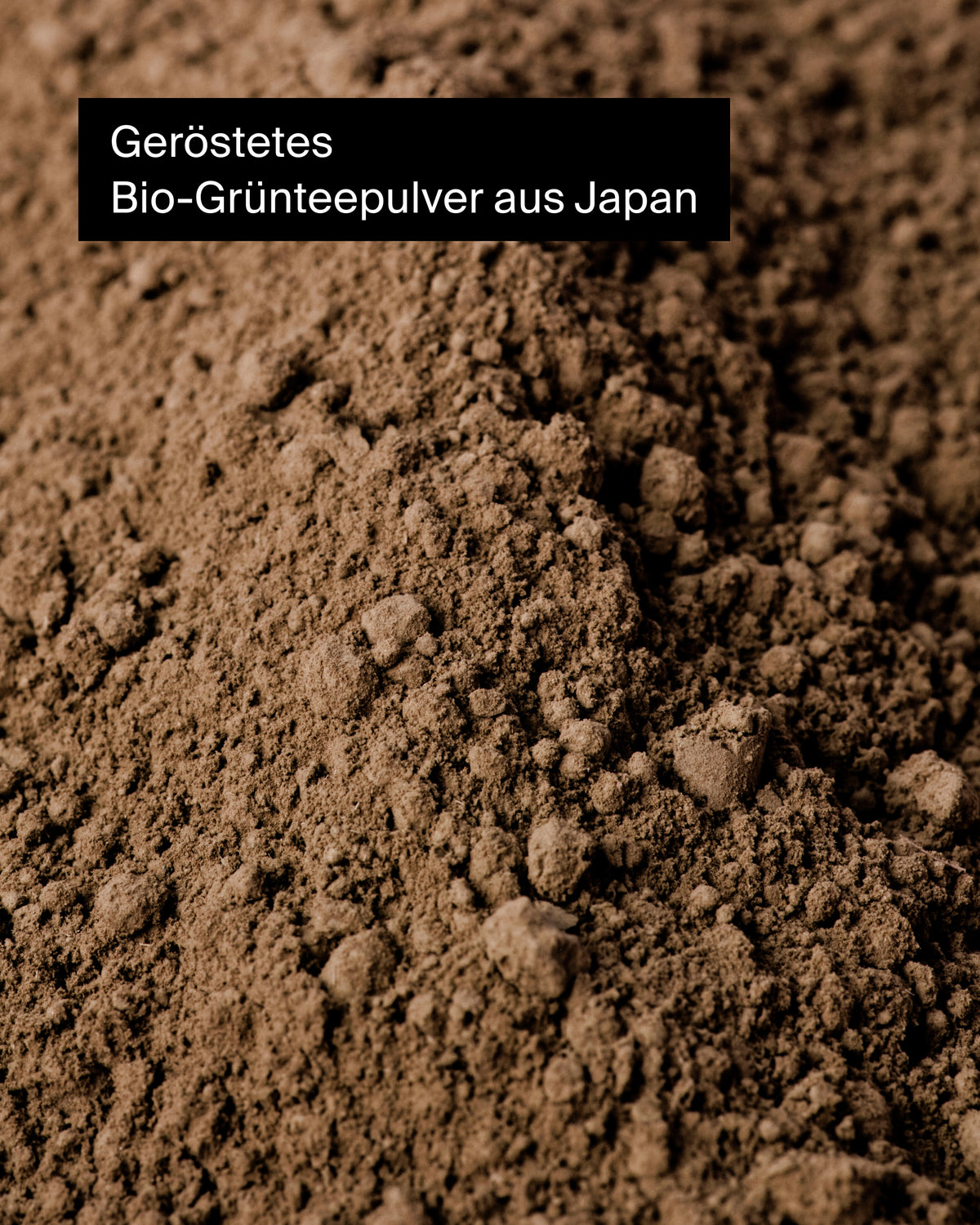 Bio-Grünteepulver aus Japan mit natürlicher Textur in Nahaufnahme