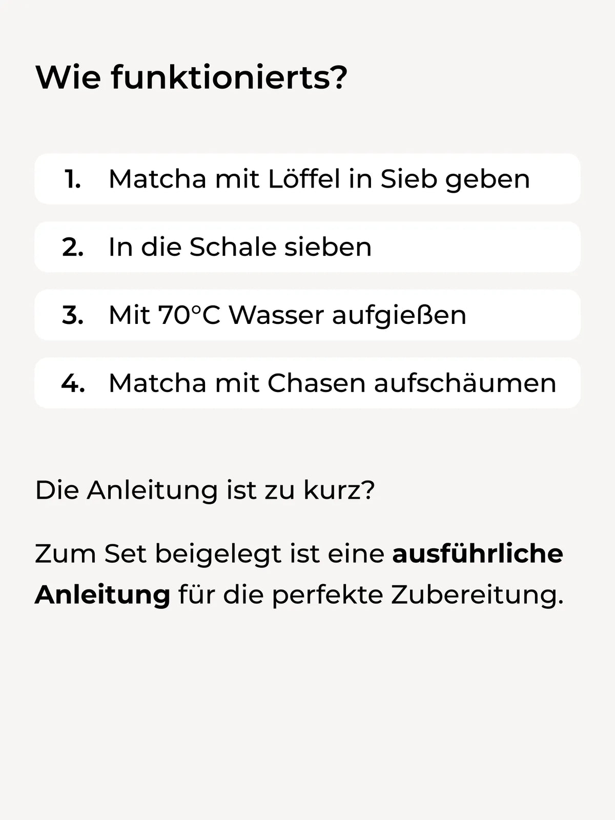 Anleitungskarte mit vier Schritten zur Zubereitung von Matcha-Tee, inklusive Sieben und Aufschäumen.