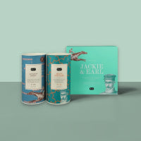 JACKIE EARL Verpackung mit Illustrationen auf türkis-goldenem Design, drei Produkte nebeneinander