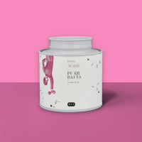Weißer Kosmetikbehälter mit Frauenzeichnung und Aufschrift 'Every day BEAUTY No. 100 PEEL BALTY' vor pinkem Hintergrund