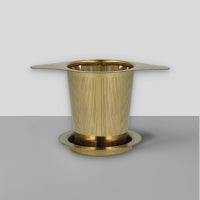 Zylindrischer Metallbehälter in glänzendem Gold mit breitem, flachem Rand und abgerundetem Fußring.