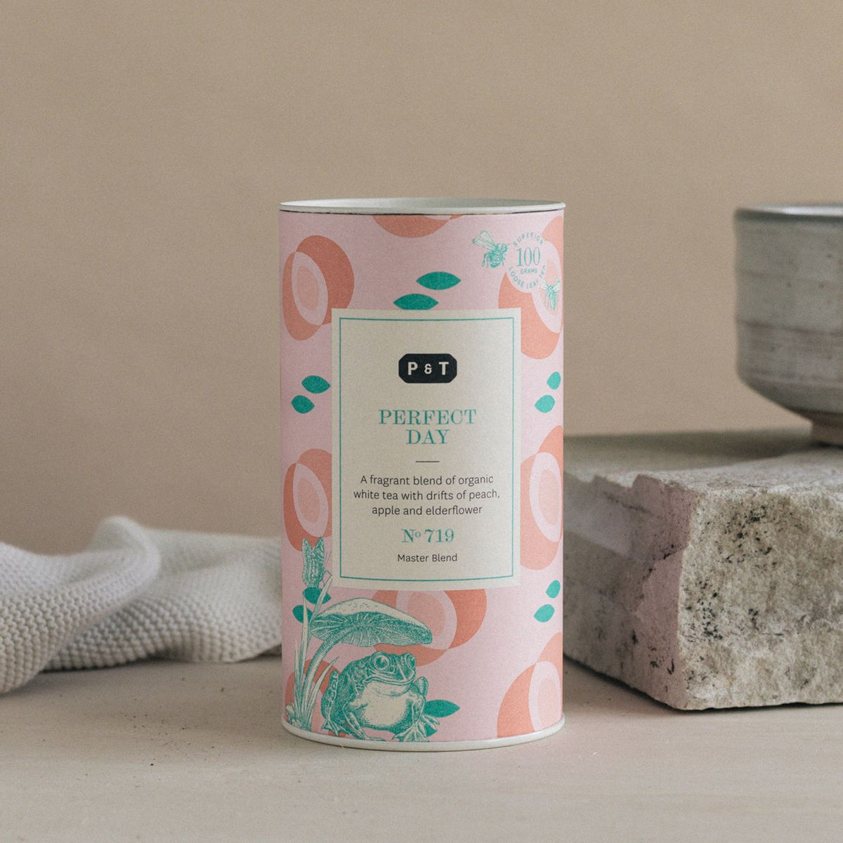Pastellrosa Teedose mit botanischen Illustrationen und grünem Frosch, präsentiert P & Ts Duftmischung Perfect Day.
