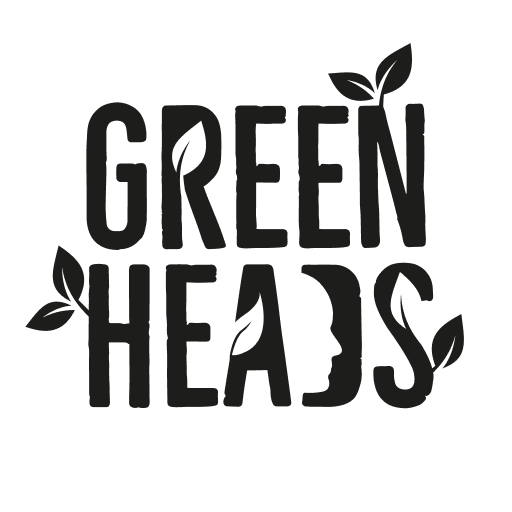 Schwarzes Logo mit 'GREEN HEADS', Blätter in Buchstaben und Kopf-Silhouette im 'D' integriert.
