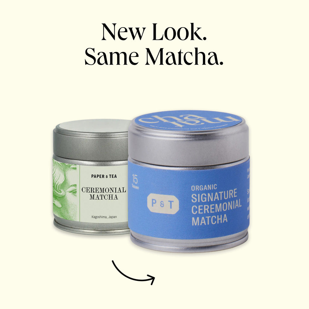 Zwei metallene Matcha-Teedosen von P&T mit alten und neuen Designs, die hochwertige Zeremonial-Matcha zeigen.