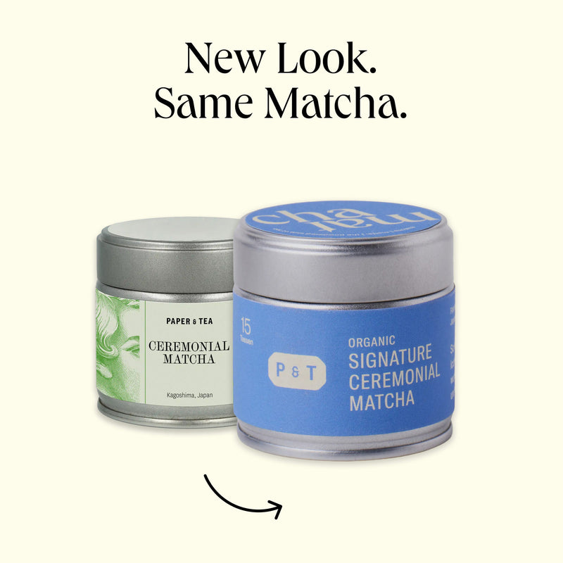 Zwei metallene Matcha-Teedosen von P&T mit alten und neuen Designs, die hochwertige Zeremonial-Matcha zeigen.