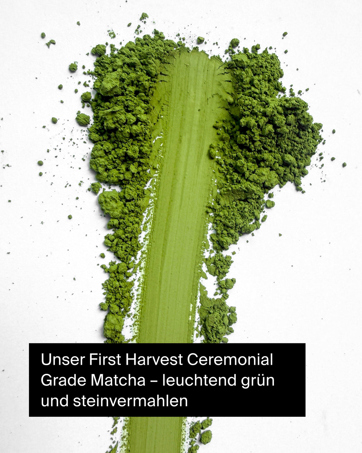 Leuchtend grüner First Harvest Matcha-Pulver, steinvermahlen, auf weißem Hintergrund.